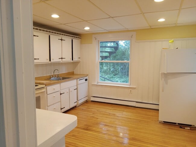 Building Photo - 137 Grafton St Unit first floor Rental