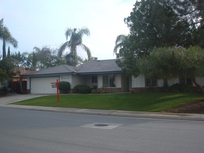 Building Photo - Beautiful 4 Bedroom House in NW Bakersfiel...