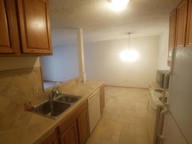 Photo - Excellent Adams Point location FREE parking!