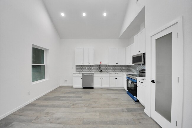 Photo - 605 E Murrill St