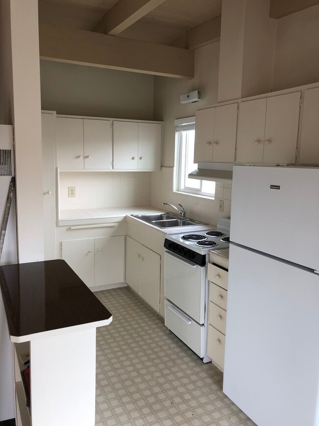 Clean kitchen with open beamed ceiling - 339 Monroe St Unit 339