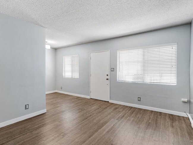 Building Photo - 539 E 11th St Rental