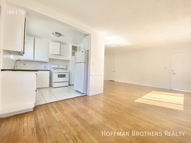 Building Photo - 1162 N Orange Grove Ave Unit 3