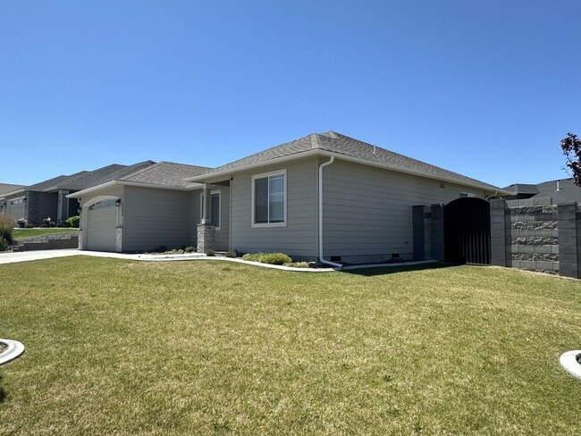 Photo - Luxury 3-Bedroom Home for Lease in Apple Valley, Kennewick – Built 2023