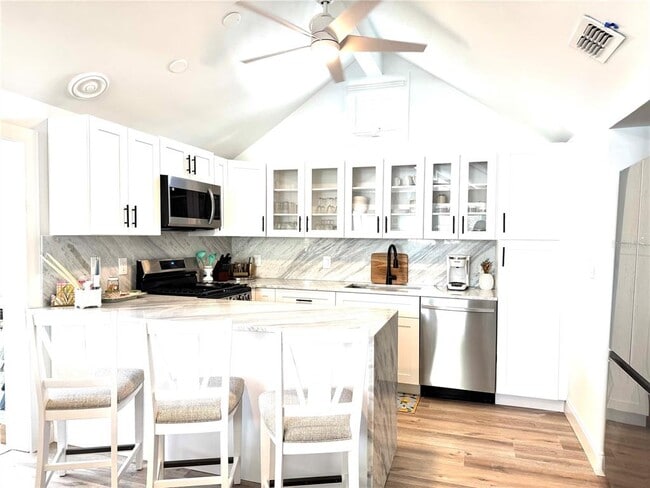 Photo - 701 Broadway St