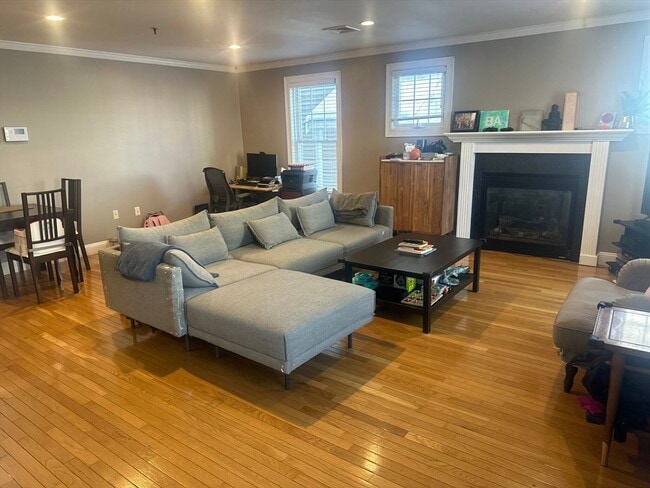 Building Photo - 137 Calumet St Unit 1