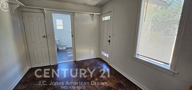 Photo - Minutes to Downtown Grants Pass