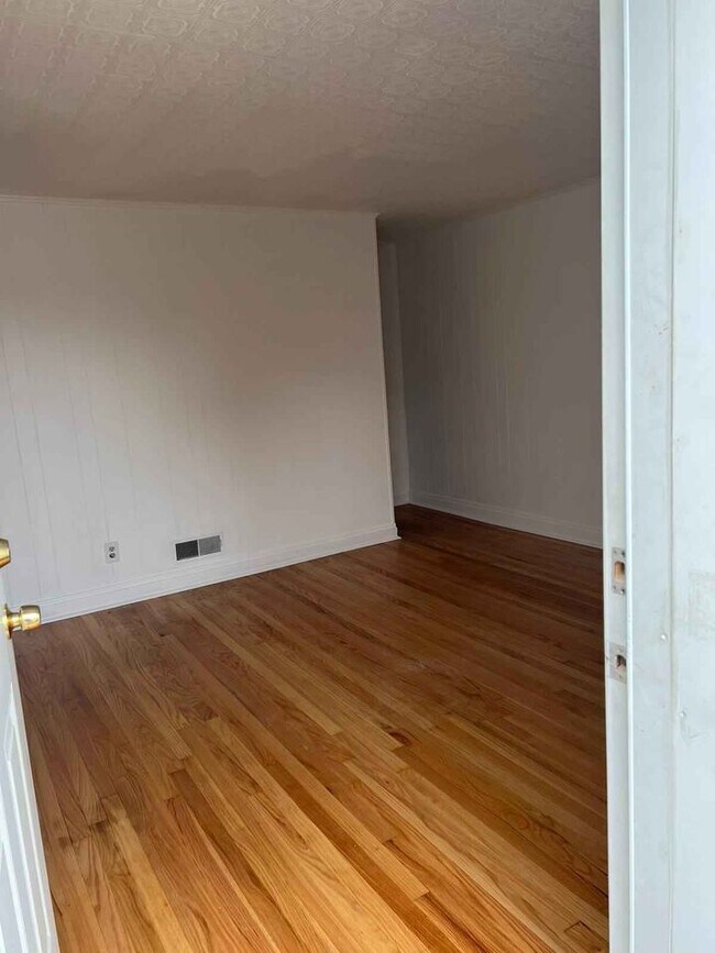 Photo - 7504 School Ave