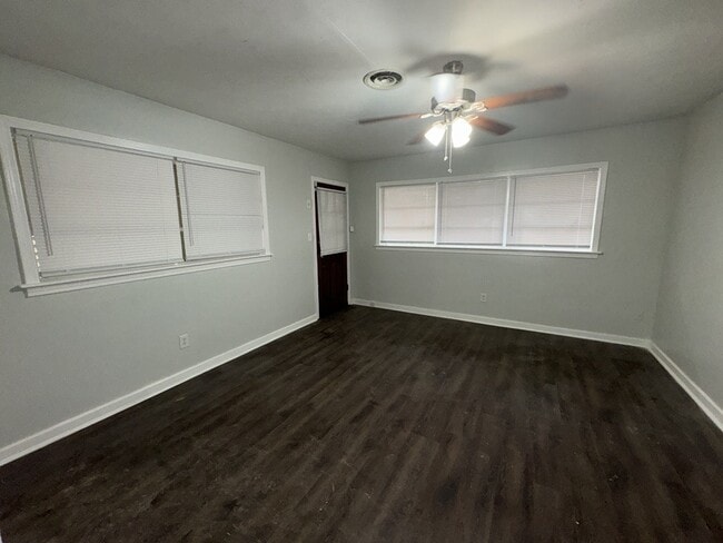 Photo - 304 Colonial Cir