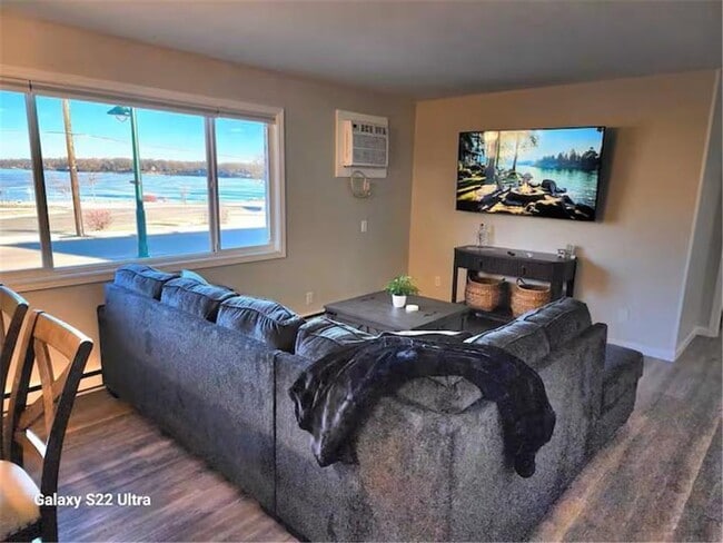 Building Photo - 114 Lake Ave S Unit 16