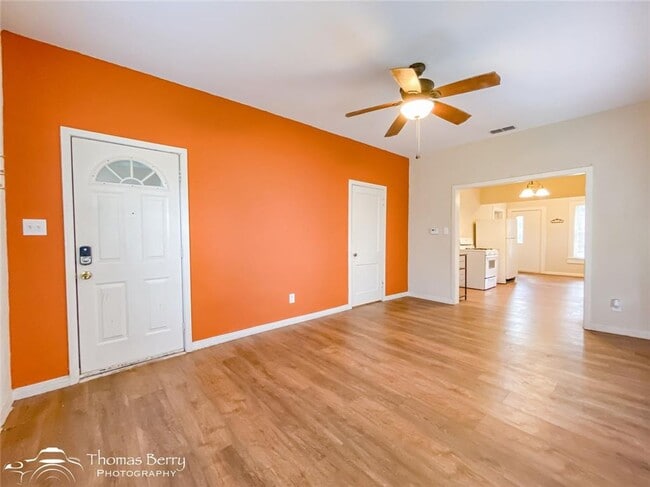 Photo - 2807 Russell Ave