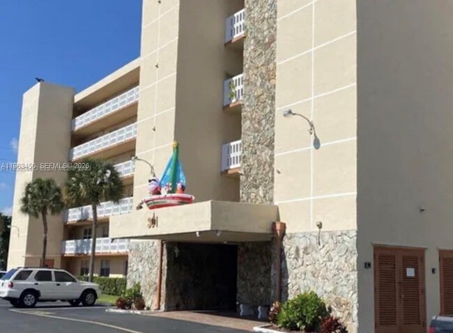 Building Photo - 301 SE 3rd St Unit 307