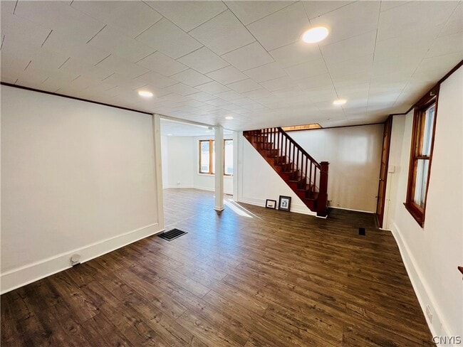 Photo - 140 E Oneida St