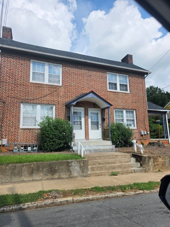 Building Photo - 121 S Poplar St Unit 121