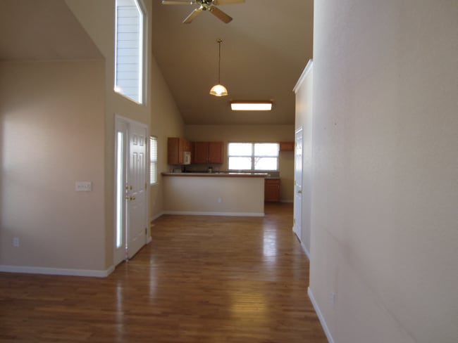 Photo - 2br/ 2ba Townhome in Gateway Park IV w/Hardwood Floors Unit 53