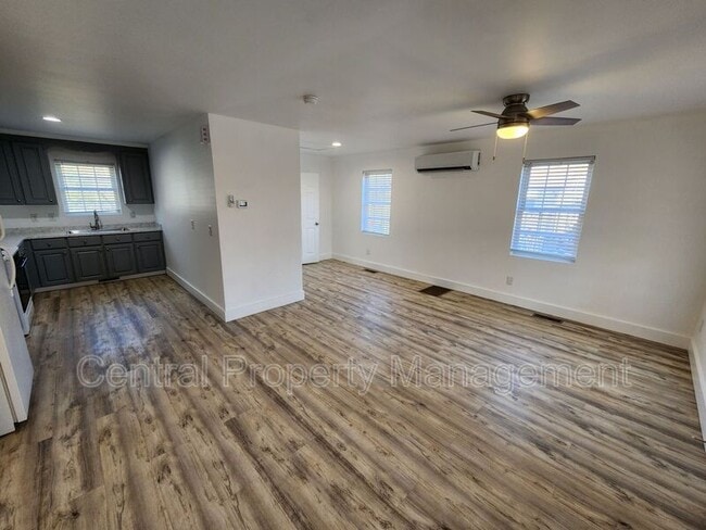 Photo - 200 Cox St