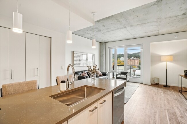 Building Photo - Byline