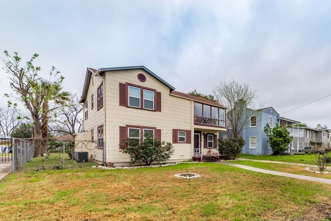 Photo - 2-BEDROOM MONTICELLO PARK DUPLEX - UPSTAIRS UNIT Unit 2218-M