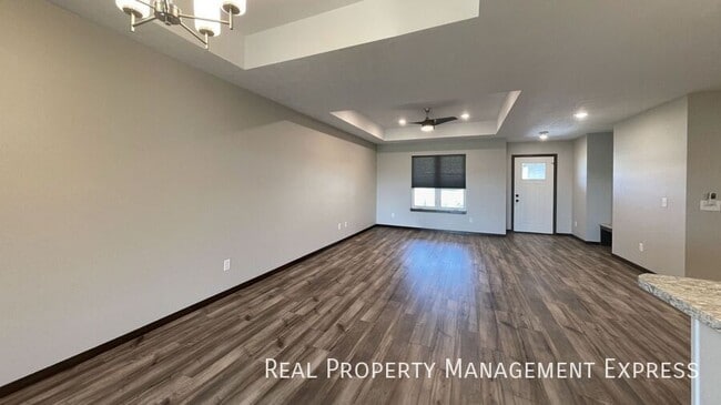 Photo - 3 Bed 2 Bath Townhome w/ Double Garage in Southeast SF