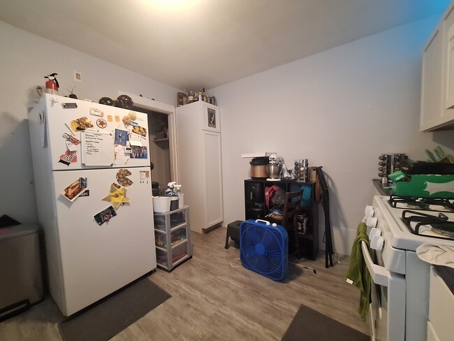 Building Photo - 112 Grove St Unit 1