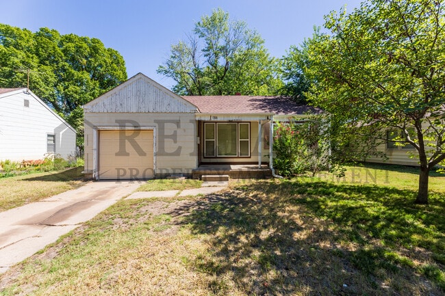 Building Photo - 1806 N Hood St