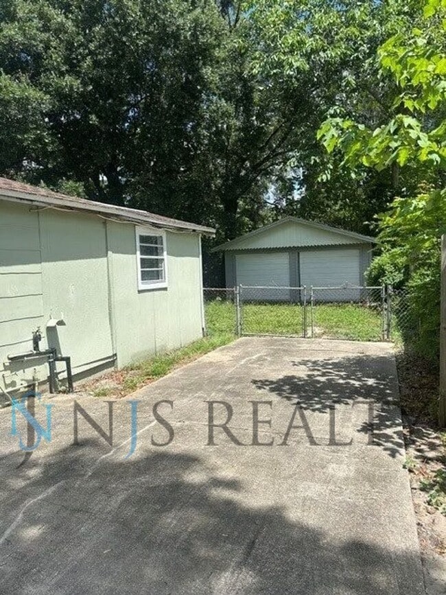 Photo - JUST RENOVATED! 2/1, 1180sq ft, Fully Updated Kitchen~Bath ~floors. NEW Appliances & Paint... wit...
