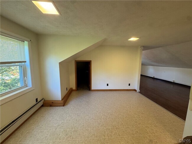 Photo - 5623 Bridge St