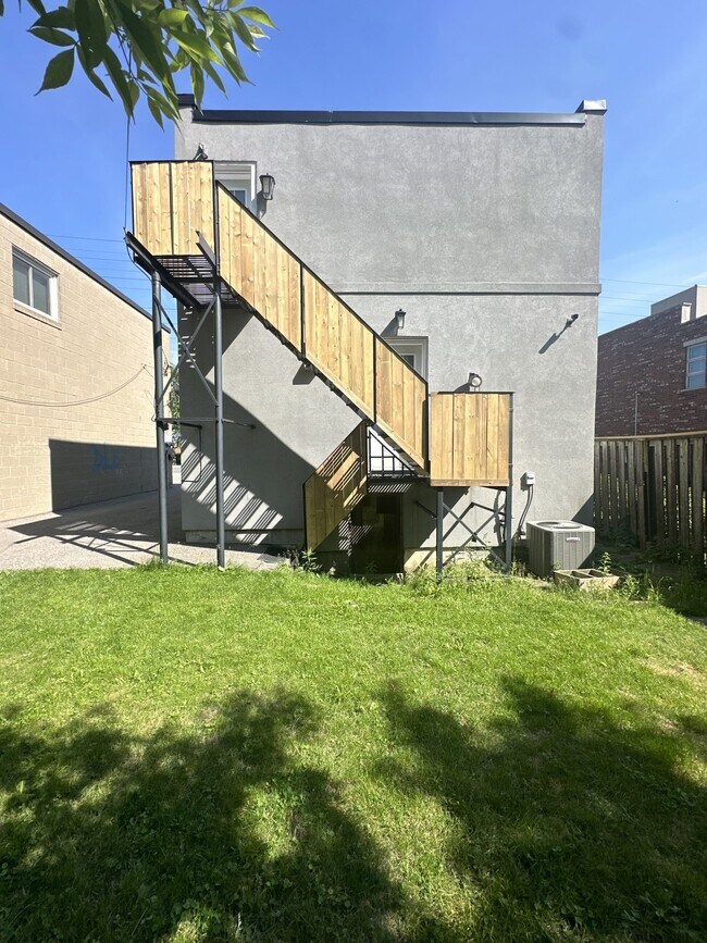 Photo - 899 Lakeshore Rd E Unit 2