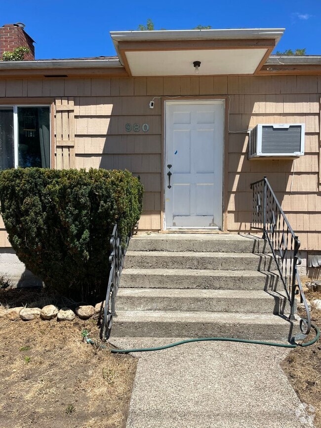 Building Photo - 3 Bedroom 1 bath house