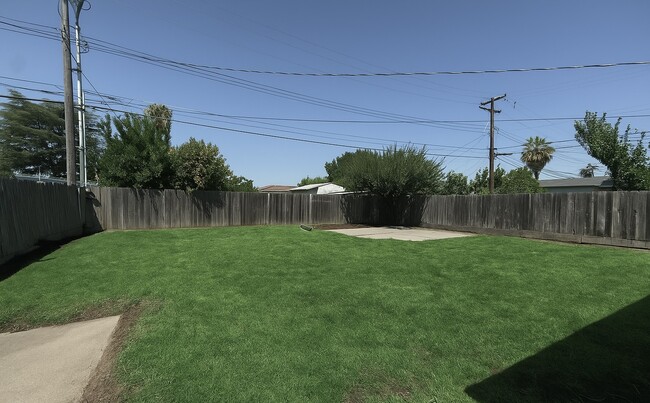 Photo - 1443 S School St