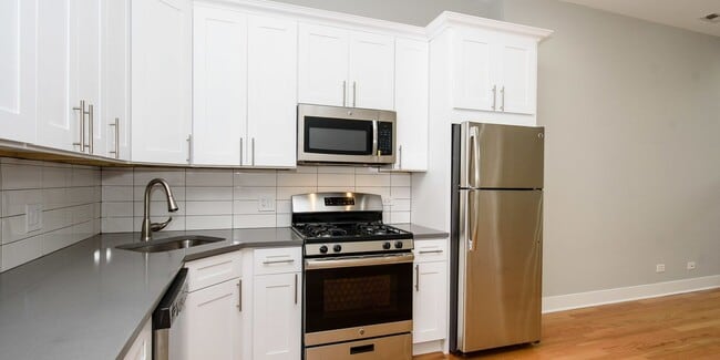 Building Photo - Updated, 1bd/1bth Ukrainian Village, Outdoor Space, Available 5/1! Unit 2R