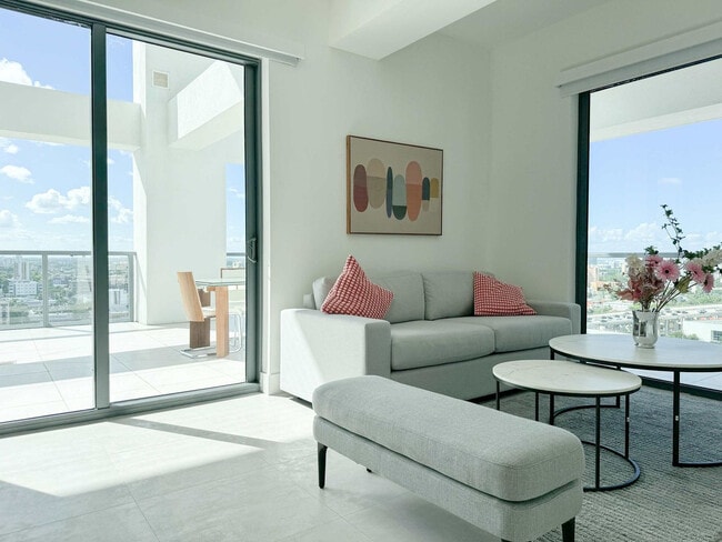 Photo - 239 SW 9th St Unidad FL18-ID1032215P