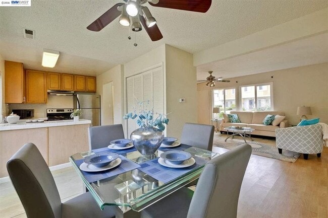 Building Photo - $2,890 / 3 BR - GORGEOUS TOWN HOME IN NORTHGATE AREA OF FREMONT!