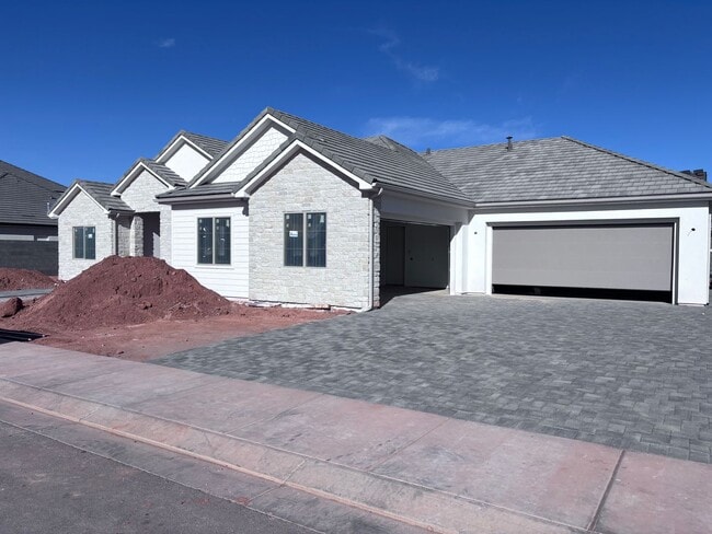 Building Photo - Beautiful single story with 4 bedrooms next to Crimson High School