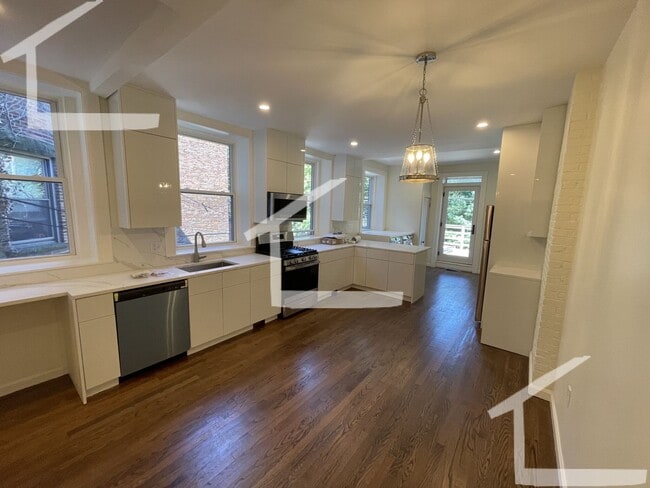 Building Photo - Charming 4 Bedroom-No Broker Fee