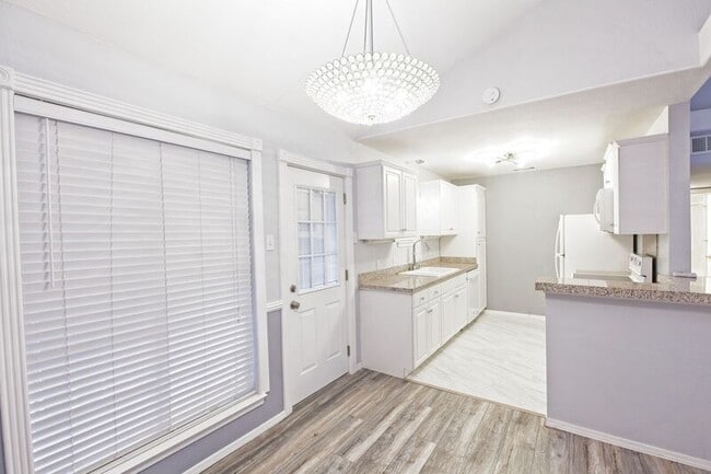 Building Photo - 10590 High Hollows Dr Unit Apt 284