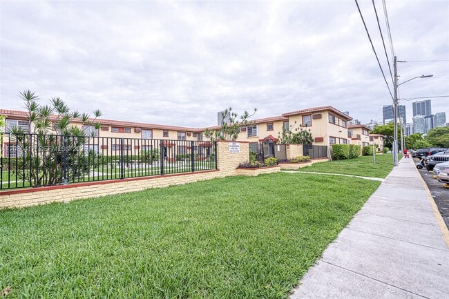 Building Photo - 637 SW 11th St Unit 6W