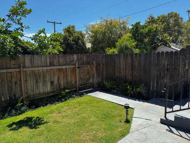 patio - 209 La France Ave