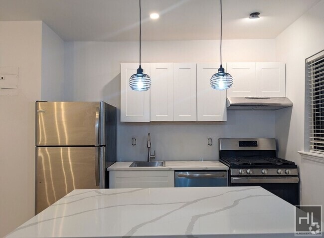 Building Photo - Beautiful 2 bedroom apartment in prime Ast... Unit 2