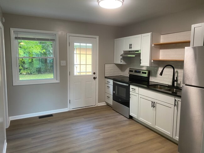 Cocina con electrodomésticos totalmente nuevos. - 2932 W 11th St