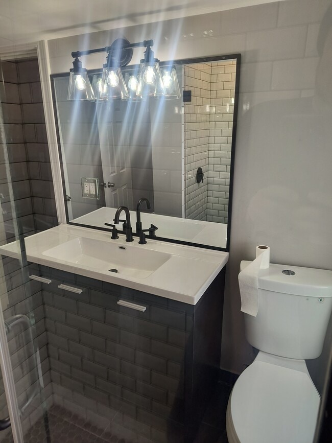 Vanidad - 1626 S Washtenaw Ave Unidad 2nd floor