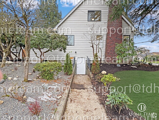 Building Photo - "Charming 2-Bed, 1-Bath Retreat in Heart o... Unit B Rental