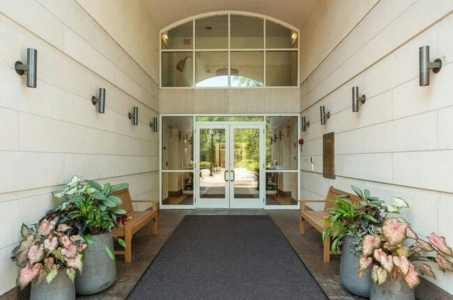 Building Photo - 130 Mt Auburn St Unit 406
