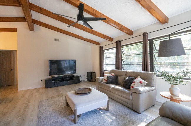 Photo - 19 Hollyhock Ct