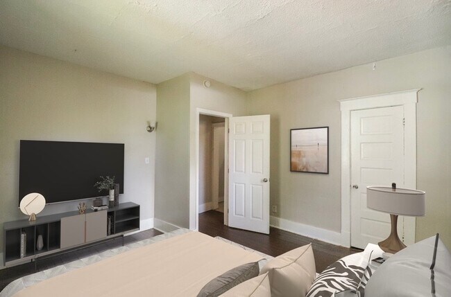 Photo - 628 E 38th St