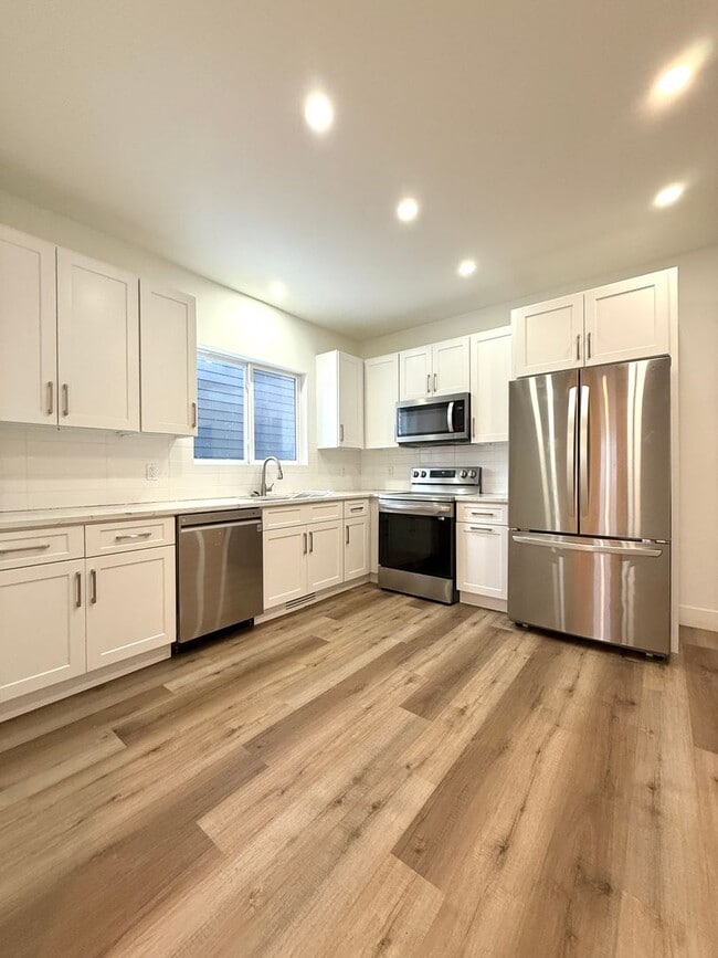 Building Photo - Large Fully Renovated 3Br-2 Full bath apartment! Unit 1