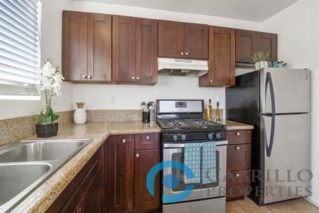Building Photo - 4521-4523 Winona Avenue Unit 4523B