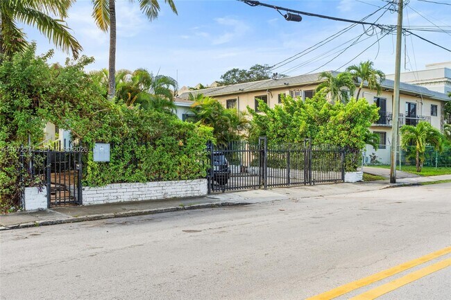 Photo - 1460 NW 2nd St Unidad 1458