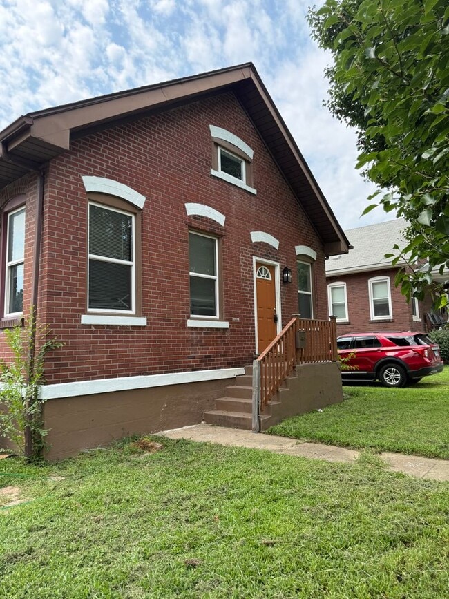 Building Photo - 452 N Whitelaw Ave