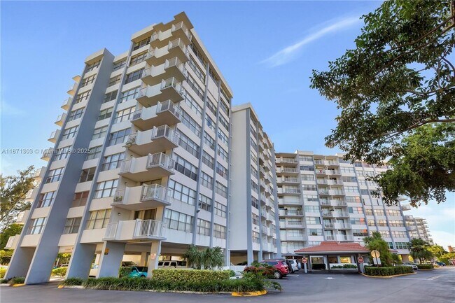 Building Photo - 1300 NE Miami Gardens Dr Unit 517E Rental